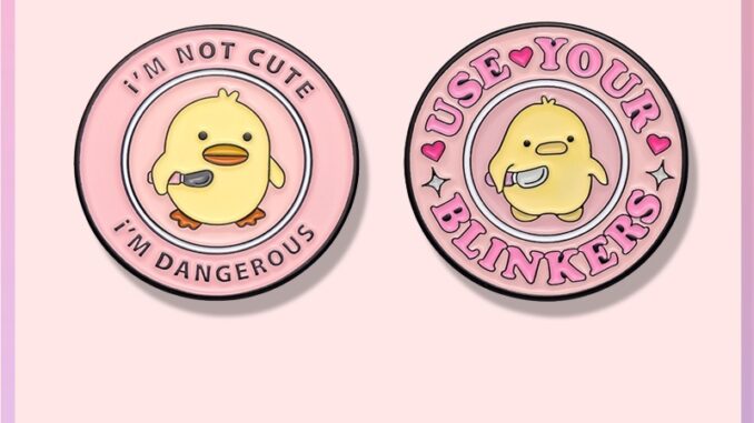 เข็มกลัด รูปตัวอักษรภาษาอังกฤษ "I'M NOT Cute" น่ารัก พร้อมมีด ลายเป็ดน่ารัก เครื่องประดับ สําหรับเพื่อน