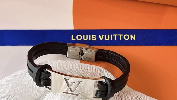 LOUIS VUITTON สร้อยข้อมือ กําไลข้อมือ ไทเทเนียม ลําลอง ลายโลโก้ตัวอักษร LV โมโนแกรม LOUIS VUITTON สร้อยข้อมือ กําไลข้อมือ ไทเทเนียม ลําลอง ลายโลโก้ตัวอักษร LV โมโนแกรม