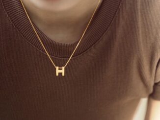 สร้อยคอโซ่เหล็กไทเทเนียม ชุบทอง 18K จี้รูปตัวอักษร H เครื่องประดับ สําหรับผู้หญิง