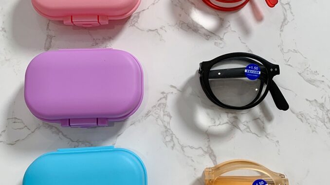 1238 แว่นตาอ่านหนังสือ แบบพกพา พร้อมเคสเลนส์ ป้องกันรังสียูวี 100 150 200 250 300 350 400 สําหรับผู้ชาย และผู้หญิง