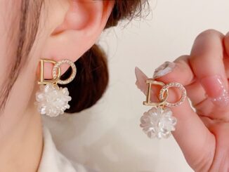 พร้อมส่ง❤️ต่างหูตัวอักษรภาษาอังกฤษใหม่S925เงินสเตอร์ลิงขาวดอกไม้ผู้หญิงเครื่องประดับหู.COD