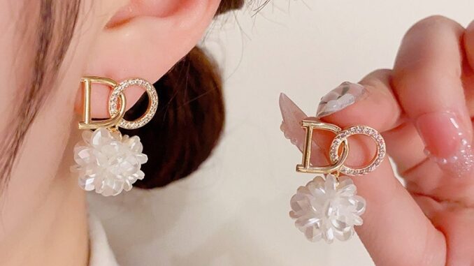 พร้อมส่ง❤️ต่างหูตัวอักษรภาษาอังกฤษใหม่S925เงินสเตอร์ลิงขาวดอกไม้ผู้หญิงเครื่องประดับหู.COD พร้อมส่ง❤️ต่างหูตัวอักษรภาษาอังกฤษใหม่S925เงินสเตอร์ลิงขาวดอกไม้ผู้หญิงเครื่องประดับหู.COD