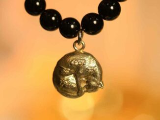 Leila Amulets พญาแมว กินหาง ห่วงห้อย (พร้อมกำไลหินฟรีตามรูป)