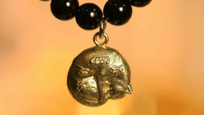 Leila Amulets พญาแมว กินหาง ห่วงห้อย (พร้อมกำไลหินฟรีตามรูป) Leila Amulets พญาแมว กินหาง ห่วงห้อย (พร้อมกำไลหินฟรีตามรูป)