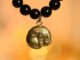 Leila Amulets พญาแมว กินหาง ห่วงห้อย (พร้อมกำไลหินฟรีตามรูป)
