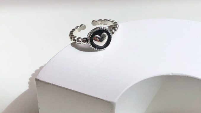 (กรอกโค้ด YAQ6E ลด 60.-) earika.earrings - midnight heart coin ring แหวนเหรียญจี้หัวใจเงินแท้ ฟรีไซส์ปรับขนาดได้ (กรอกโค้ด YAQ6E ลด 60.-) earika.earrings - midnight heart coin ring แหวนเหรียญจี้หัวใจเงินแท้ ฟรีไซส์ปรับขนาดได้