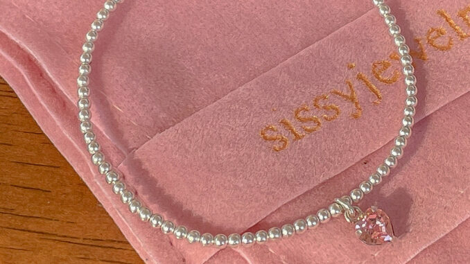 SissyJewelry // ข้อมือเงินแท้ รุ่นเอ็นยืด จี้พลอยหัวใจ Swarovski 5mm SissyJewelry // ข้อมือเงินแท้ รุ่นเอ็นยืด จี้พลอยหัวใจ Swarovski 5mm