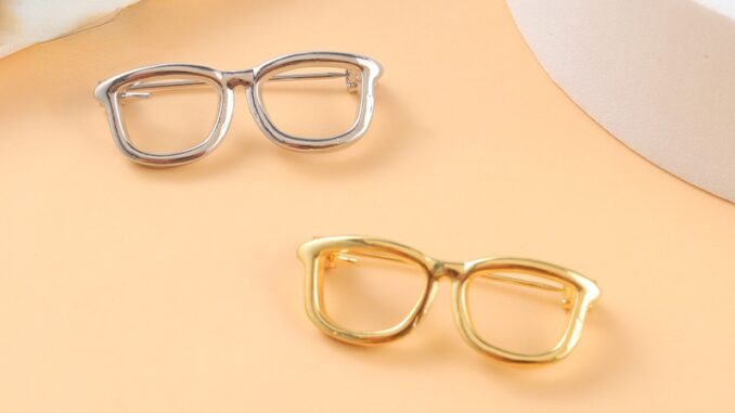 กรอบแว่นตา หมุดเคลือบ สีทอง สีเงิน คลาสสิก เข็มกลัด ปาร์ตี้ อุปกรณ์เสริม สําหรับกระเป๋าเป้สะพายหลัง แว่นตากันแดด เข็มกลัด สําหรับเสื้อผ้า ปกเสื้อ