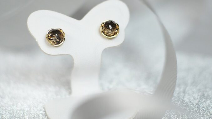 Mizuchol ต่างหูพลอยเสริมดวงวันอังคาร Lucky me Earrings (Tue) - Grey Smoky Quartz