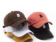 (พร้อมส่ง) หมวกแก๊ปสำหรับผู้ใหญ่ หมวก Cap ผ้า COTTON สีพื้น ปักฟอนต์อักษร " B " รอบหัว: 56-60 cm.