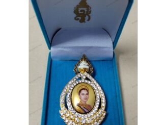 เข็มกลัดล้อมเพชร (พื้นหลังสีทอง) พระบรมฉายาลักษณ์ พระพันปีหลวง #พร้อมกล่อง#