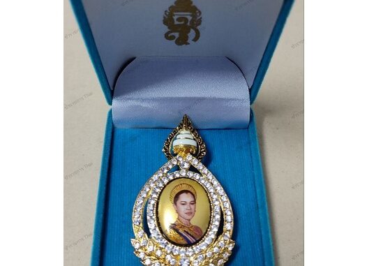 เข็มกลัดล้อมเพชร (พื้นหลังสีทอง) พระบรมฉายาลักษณ์ พระพันปีหลวง #พร้อมกล่อง# เข็มกลัดล้อมเพชร (พื้นหลังสีทอง) พระบรมฉายาลักษณ์ พระพันปีหลวง #พร้อมกล่อง#