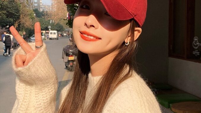 หมวกเบสบอล กันแดด ขนาดเล็ก สีแดง เหมาะกับฤดูใบไม้ผลิ และฤดูร้อน สําหรับเล่นกีฬากลางแจ้ง