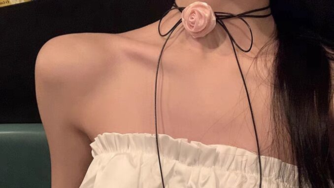 สร้อยคอโชคเกอร์ สายโซ่ จี้รูปดอกกุหลาบ ประดับโบว์ สไตล์หวาน สําหรับผู้หญิง