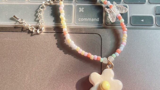 พร้อมส่ง กำไลดินปั้นดอกไม้ขาว ละมุนละไมเวอร์ คุณหนูคุณใจสุด พร้อมส่ง กำไลดินปั้นดอกไม้ขาว ละมุนละไมเวอร์ คุณหนูคุณใจสุด