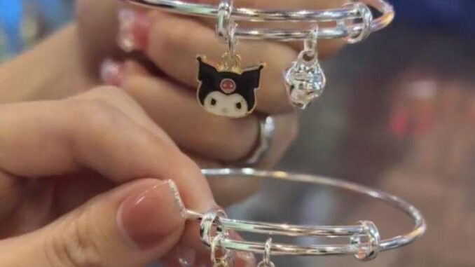 SANRIO สร้อยข้อมือเงิน ลายการ์ตูนสุนัข Cinnamon Melody Kuromi น่ารัก เหมาะกับของขวัญวันเกิด สําหรับเด็กผู้หญิง และนักเรียน SANRIO สร้อยข้อมือเงิน ลายการ์ตูนสุนัข Cinnamon Melody Kuromi น่ารัก เหมาะกับของขวัญวันเกิด สําหรับเด็กผู้หญิง และนักเรียน