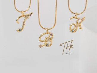 TBK สร้อยคอตัวอักษร a z สร้อย necklace ผู้หญิง แฟชั่น พร้อมจี้ สีทอง โซ่ สเตนเลส 18K จี้ตัวอักษร 26 ตัว หรูหรา เครื่องประดับ สําหรับงานปาร์ตี้ สําหรับผู้หญิง 663n