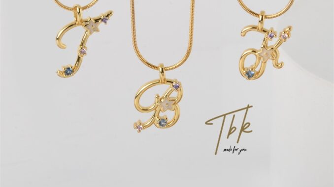 TBK สร้อยคอตัวอักษร a z สร้อย necklace ผู้หญิง แฟชั่น พร้อมจี้ สีทอง โซ่ สเตนเลส 18K จี้ตัวอักษร 26 ตัว หรูหรา เครื่องประดับ สําหรับงานปาร์ตี้ สําหรับผู้หญิง 663n