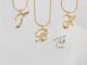 TBK สร้อยคอตัวอักษร a z สร้อย necklace ผู้หญิง แฟชั่น พร้อมจี้ สีทอง โซ่ สเตนเลส 18K จี้ตัวอักษร 26 ตัว หรูหรา เครื่องประดับ สําหรับงานปาร์ตี้ สําหรับผู้หญิง 663n