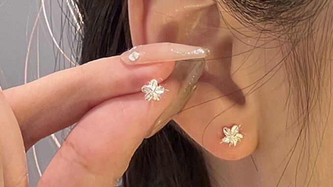 Roselife ต่างหูสตั๊ด เงิน S925 จี้รูปดอกไม้ 3D ขนาดเล็ก สไตล์เกาหลี ใช้แล้วไม่แพ้ 1 คู่ Roselife ต่างหูสตั๊ด เงิน S925 จี้รูปดอกไม้ 3D ขนาดเล็ก สไตล์เกาหลี ใช้แล้วไม่แพ้ 1 คู่