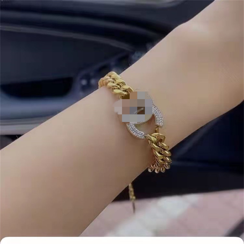 2021 ใหม่สร้อยข้อมือแฟชั่นสแตนเลสสีทองลายตัวอักษร C สําหรับผู้หญิง