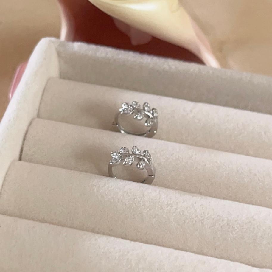 247-Littlegirt gifts-  Leaf clip earring