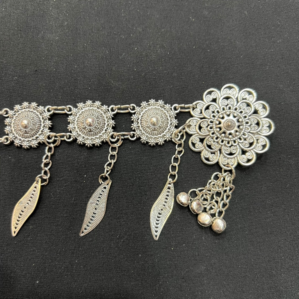 Accessories เข็มขัดเงินห้อยระย้าใบไม้ใส่กับชุดไทยลายดอกสวยๆ งานดี ทอง เงิน รมดํา