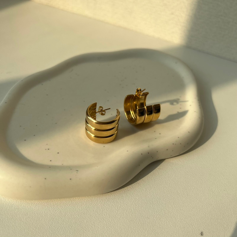 Adore- Claw hoop gold earring