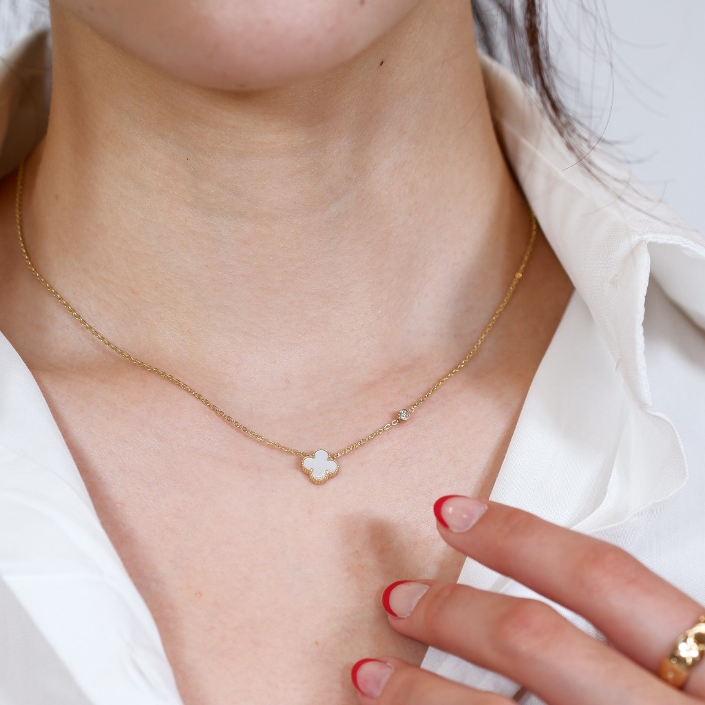 Grace Fine Jewelry สร้อยคอทองแท้9K เพชรแท้ รุ่น Lucky Clover with Mother of Pearl
