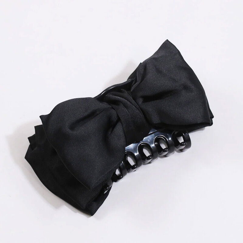 Konvy Black Reversible Bow Clip กิ๊บหนีบผมขนาดใหญ่ โดดเด่นด้วยรูปทรงโบว์สีดำ.