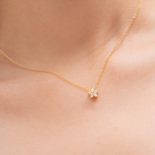 LELISA - Lily Necklace - สร้อยดอกลิลลี่ประดับ White Gems - สี Gold เงินแท้ 92.5% ชุบทอง 18K