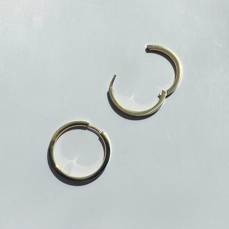 MNE - Simple gold plain hoops 02 | ต่างหูห่วงงานไทเทเนี่ยมสีทองผิววาว