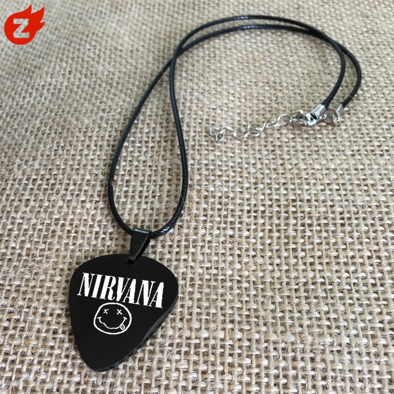 Nirvana ✨สร้อยคอเชือกหนัง พร้อมจี้ปิ๊กกีตาร์