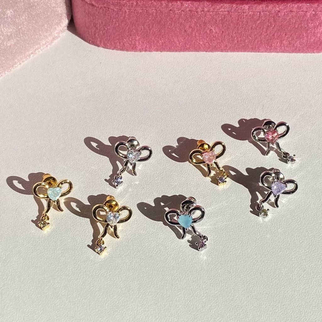 Petite Ribbon Stud ต่างหูรูปโบว์ประดับเพทายหัวใจ