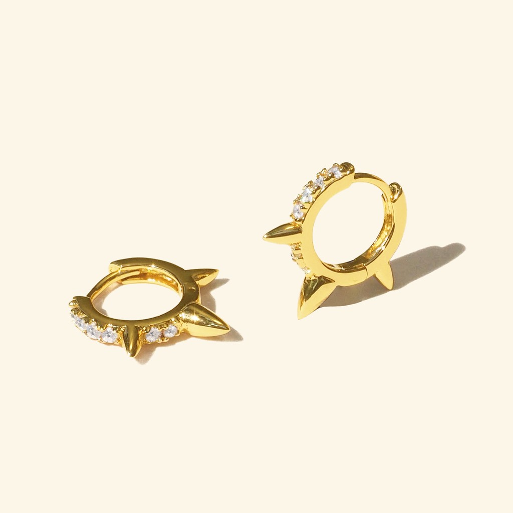 Shependence ต่างหูห่วงสไปค์คริสตัล (Spike Pave Huggie Earrings)