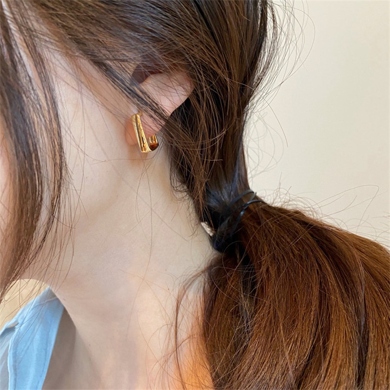 [ZOMI] ต่างหูย้อนยุคชุบทอง 18K สไตล์โลหะเย็นต่างหูทรงสี่เหลี่ยมออกแบบเรียบง่ายสำหรับผู้หญิง