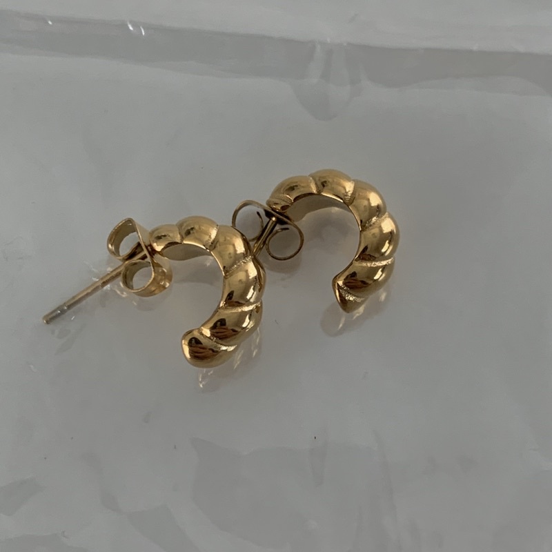 chic appeal - mini croissant earring ต่างหูครัวซองท์จิ๋วสไตล์มินิมอล