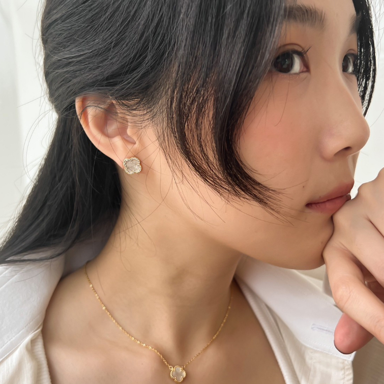 whisper.ring - Amis Earrings (เฉพาะต่างหู) ต่างหูจี้ดอกไม้ จี้เปลือกหอยแท้ ประดับเพชร *Bridegerton*