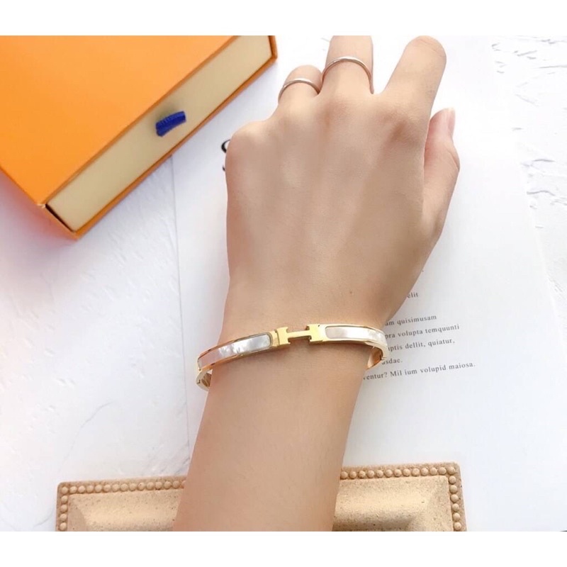กำไลข้อมือ H ลายหินอ่อน กำไลแฟชั่น มี 3 สี ทอง เงิน โรสโกลด์ สแตนเลสสติล ไม่ลอกไม่ดำ hm04