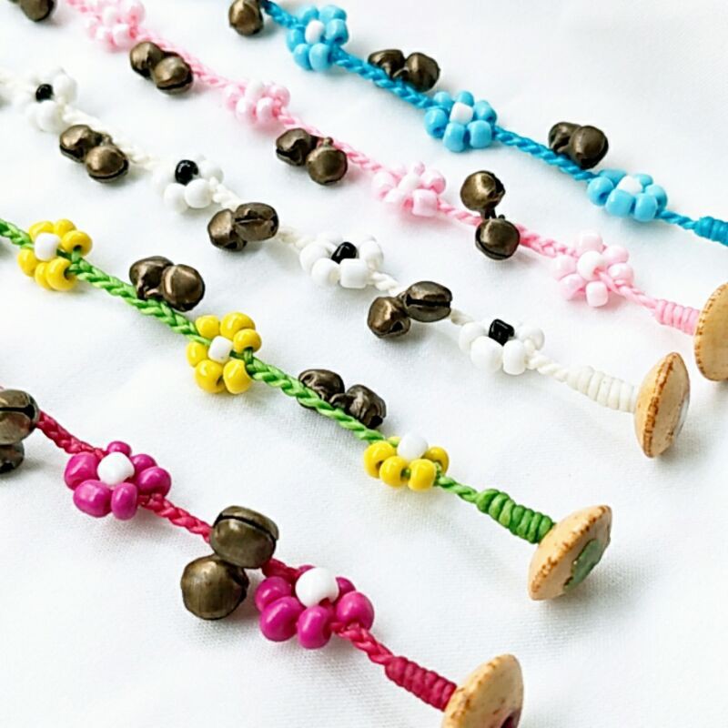 กำไลข้อมือเชือกถักกุ๊งกิ๊ง ลายดอกไม้ +กระดิ่ง  ตะขอไม้แบบโบราณคิ้วๆ (งานแฮนเมด)