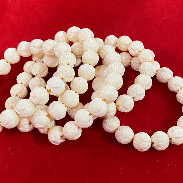 กำไลเรซิ่นเม็ดแกะดอกบัว ทำลายเหมือนงาช้าง ขนาด12มิล