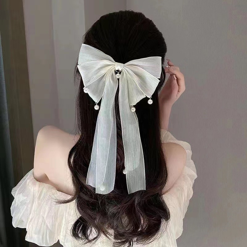 กิ๊บติดผม ประดับโบว์ริบบิ้น และไข่มุก ระดับไฮเอนด์ แฟชั่นฤดูใบไม้ผลิ 2023