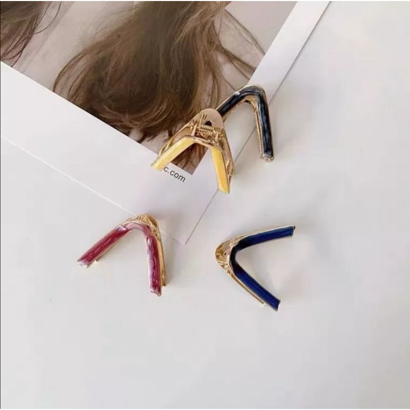 กิ๊ปหนีบผมแฟชั่น​  กิ๊บเก็บผม3เหลี่ยม จัดระเบียบผม  ดูดี  มีราคา เรียบๆง่ายๆแต่หรูหรา