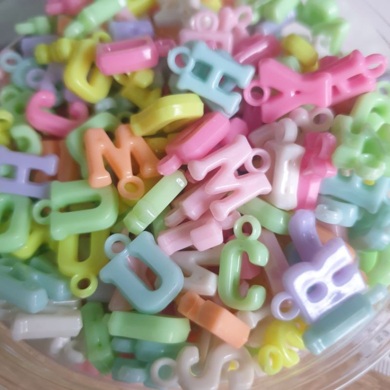 จี้ตัวอักษร ABC - Z คละสี แพค 100 ชิ้น