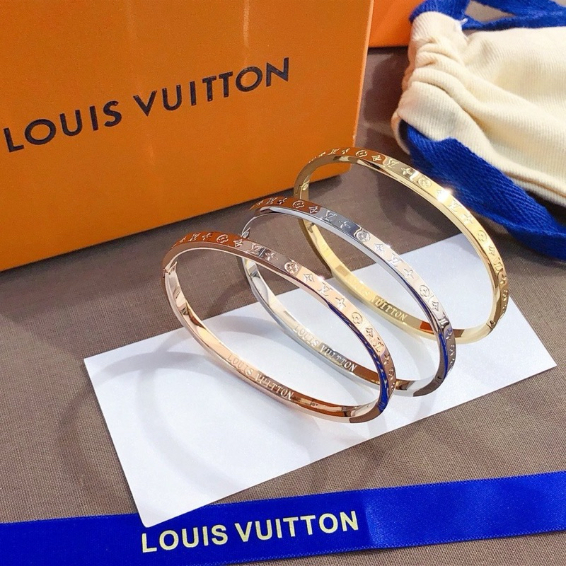 พ ร้ อ ม ส่ ง จ า ก ไ ท ย  ✧ กำไลข้อมือ ลายเซ็น Louis Vuitton แกะสลักและลายโมโนแกรม✧