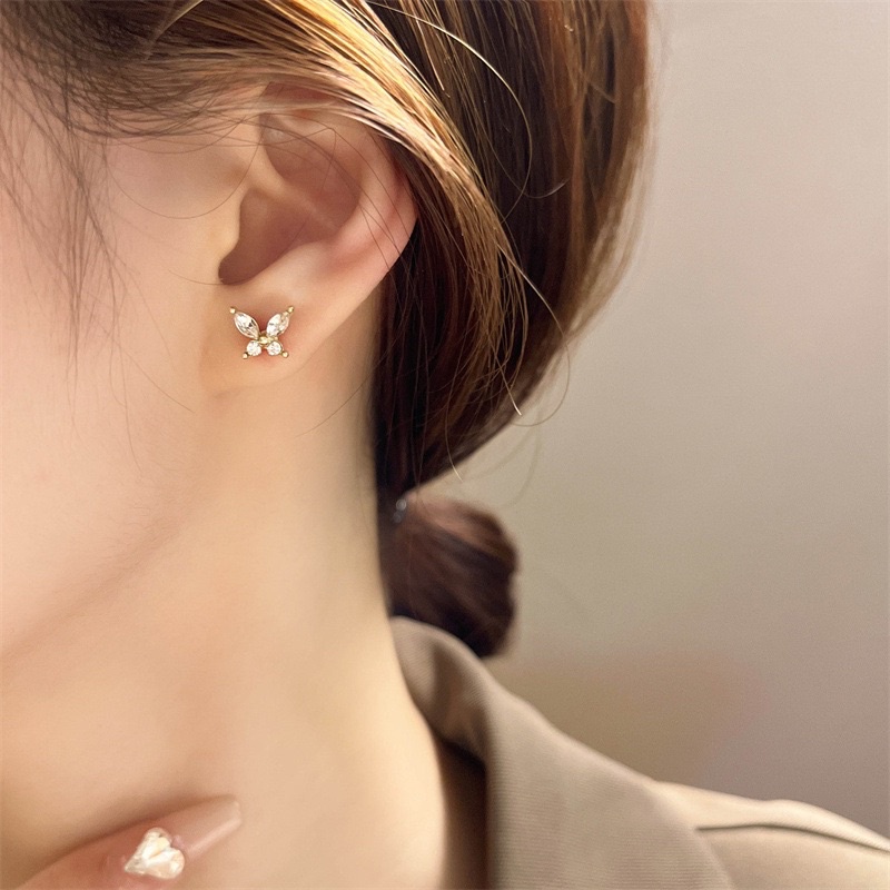 พร้อมส่งค่ะ ต่างหูก้านเงิน925แต่งผีเสื้อเพชรสีขาวตัวเรือนสีทอง #E0010