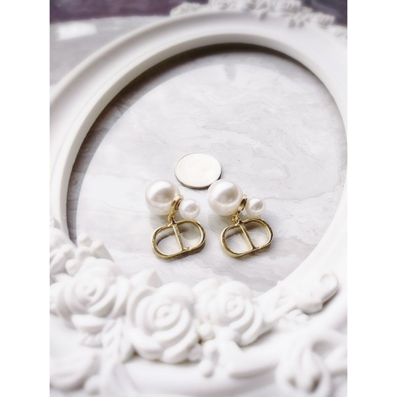 พร้อมส่งจากไทย✨ต่างหูCDมุกสวยๆงานminimalสีทอง ภาพที่สองคืองานจริงจ้า