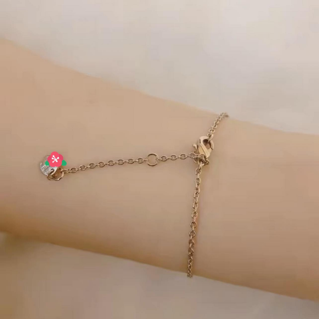 สร้อยข้อมือD  ตัวอักษร ออริ สีทองโบราณ เป็นมิตรต่อผิว ไม่แพ้ไม่ดำ ไม่คัน