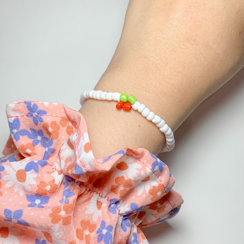 สร้อยข้อมือลูกปัดเชอรี่สีแดงสด