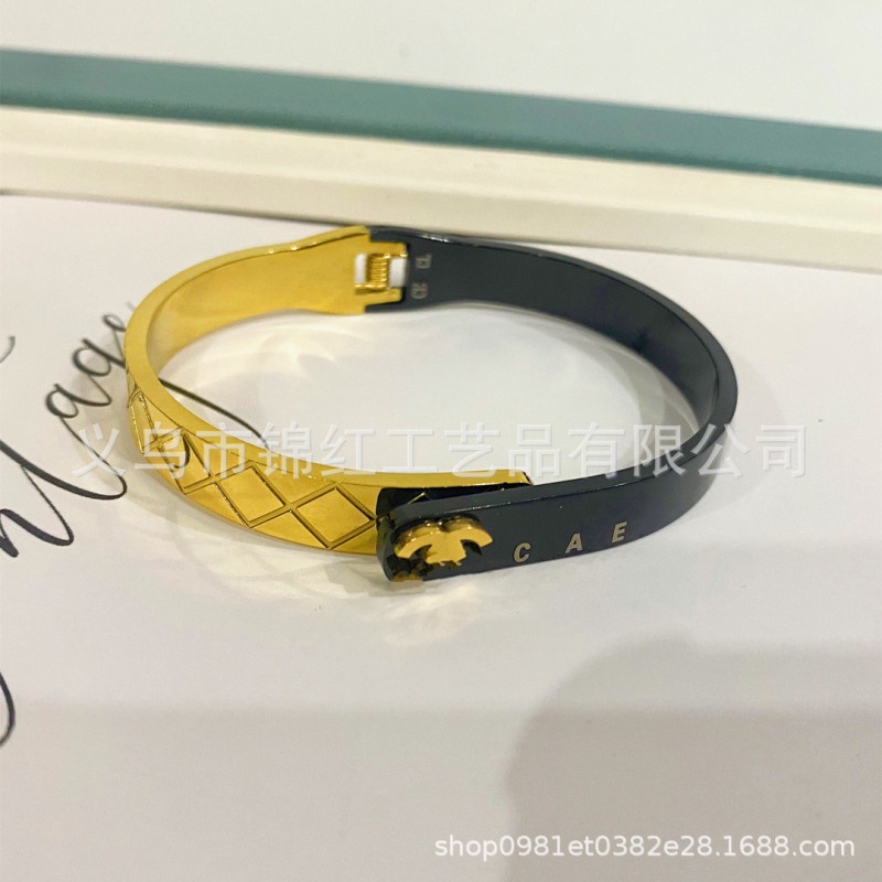 สร้อยข้อมือไทเทเนียม ชุบทอง หรูหรา
